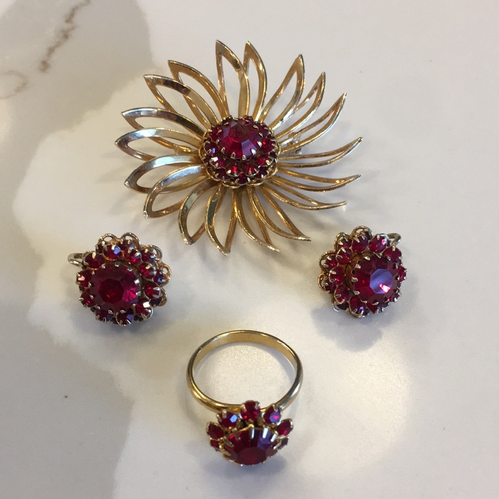 Sarah Coventry red gold retro pinup brooch clip-on